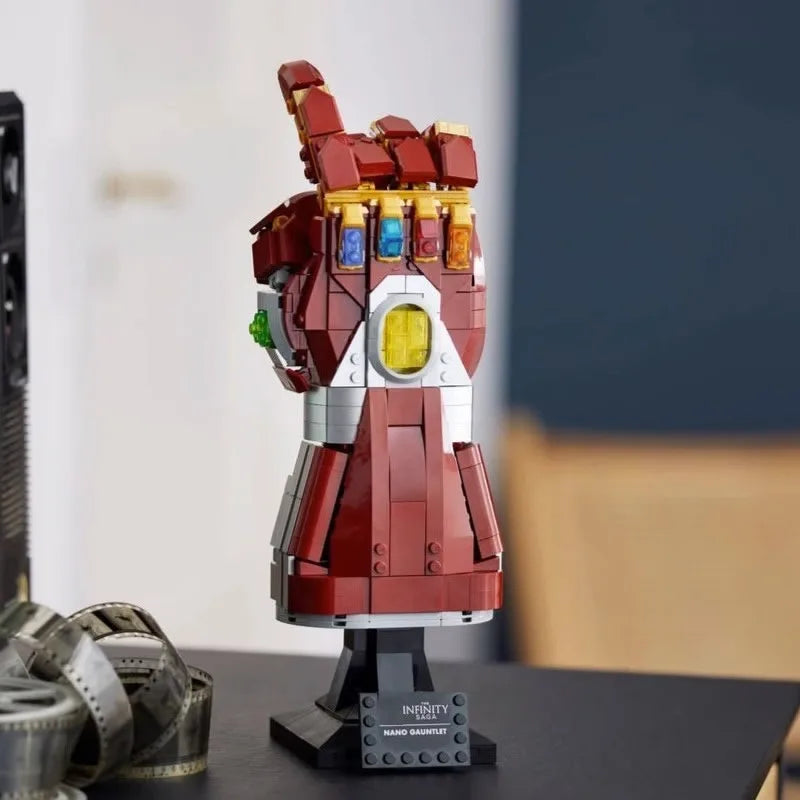 Action figure in mattoncini Avengers Nano Gauntlet - Guanto dell’Infinito da 675 pezzi